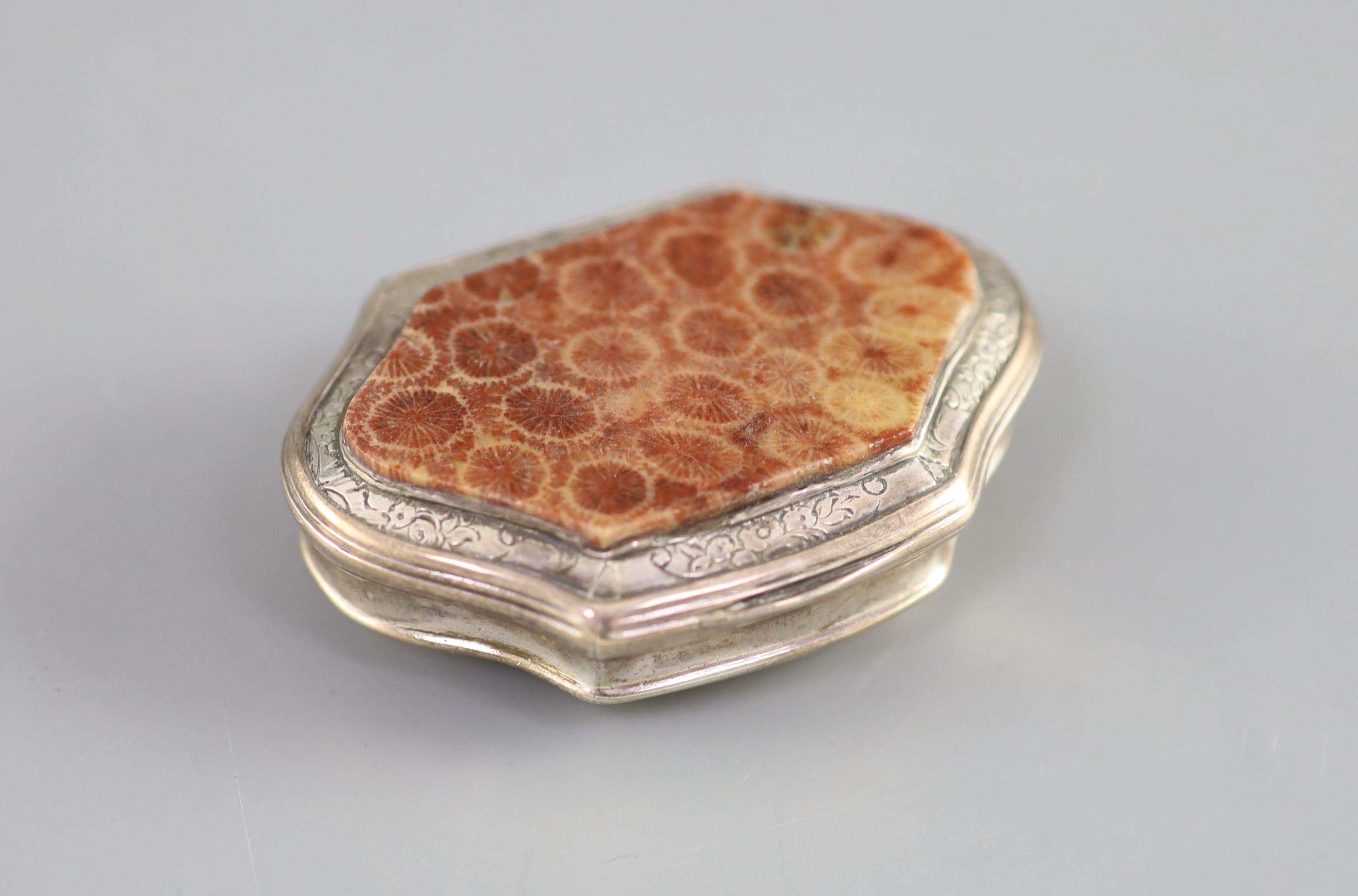 A George III silver snuff box with inset 'fossilised' agate cover